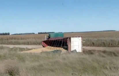 Camionero no sufrió lesiones en un vuelco