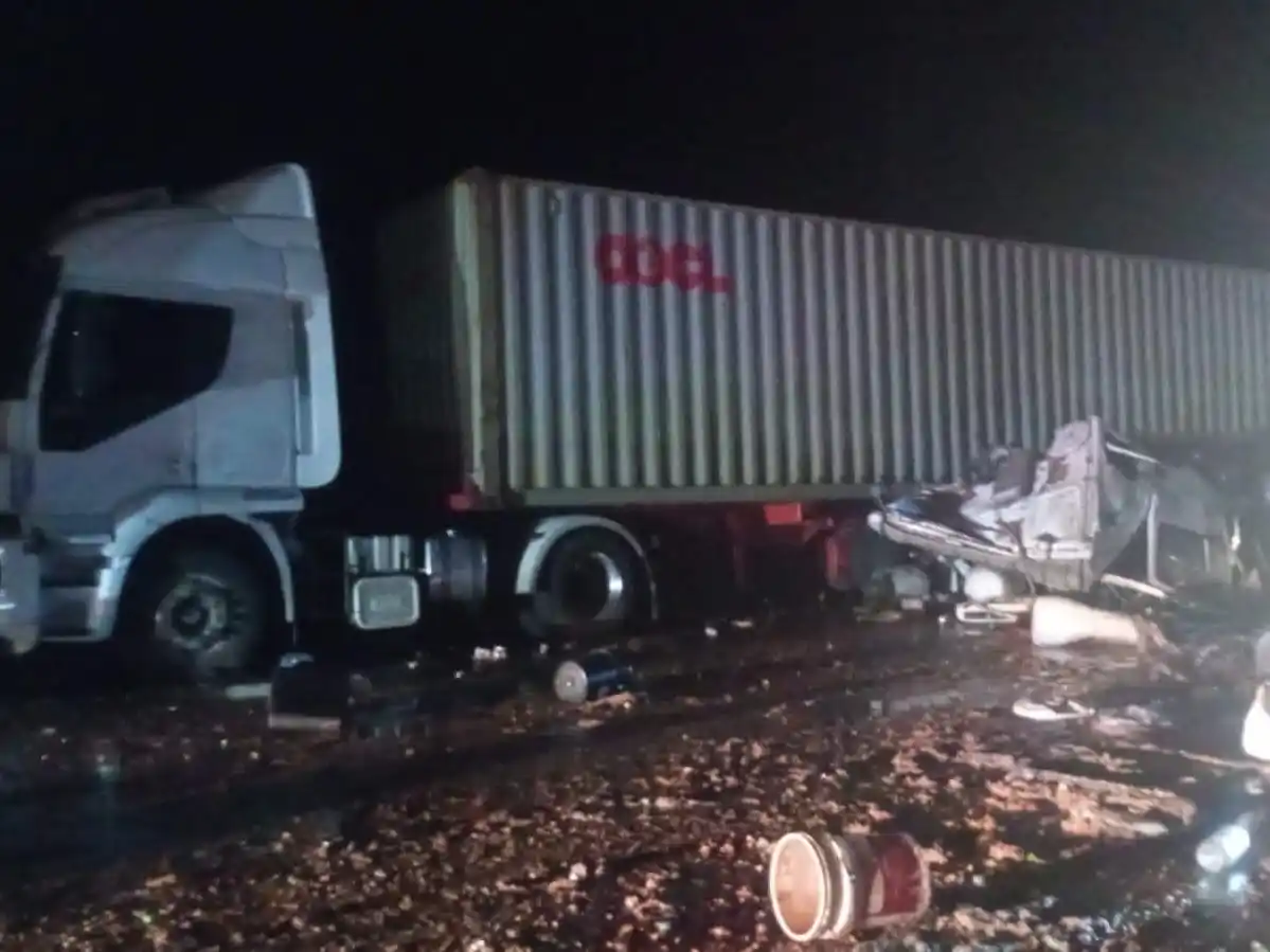 Violento choque entre camiones en la Ruta Nº 14: tres personas heridas y tránsito interrumpido