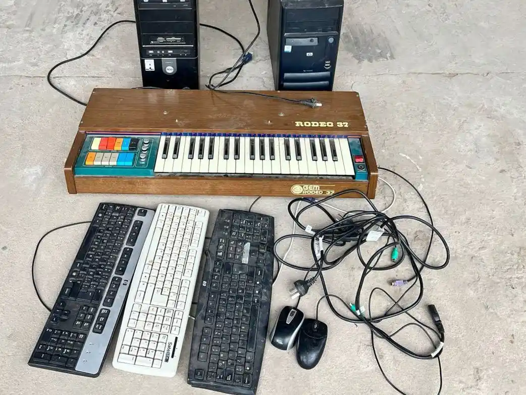 Secuestro. Computadoras y un órgano electrónico