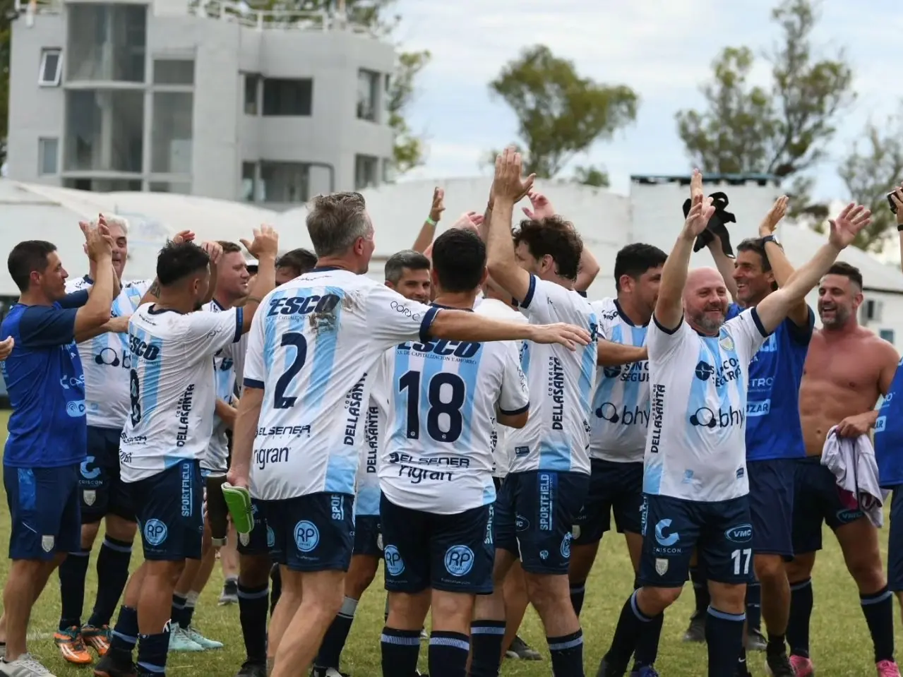 La Crema festejando el título de campeón del Senior.Foto:´Prensa AR