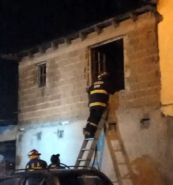 Daños en una vivienda por el fuego generado en un entretecho