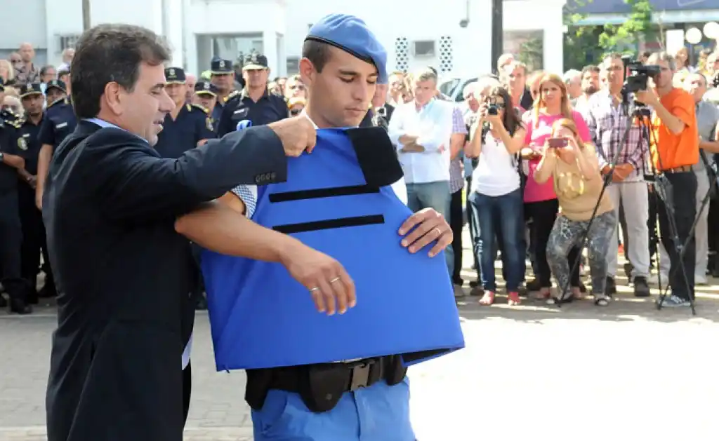 Cambian el uniforme de la Policía Local por uno similiar al de los efectivos de la Bonaerense