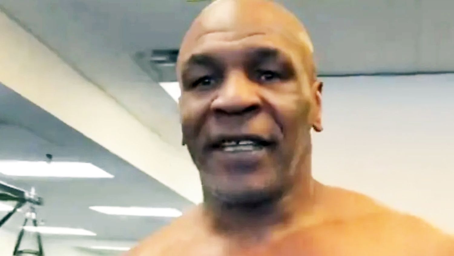 A los 57 años Mike demostró que está para subir al ring y dar batalla. Foto: captura de pantalla.