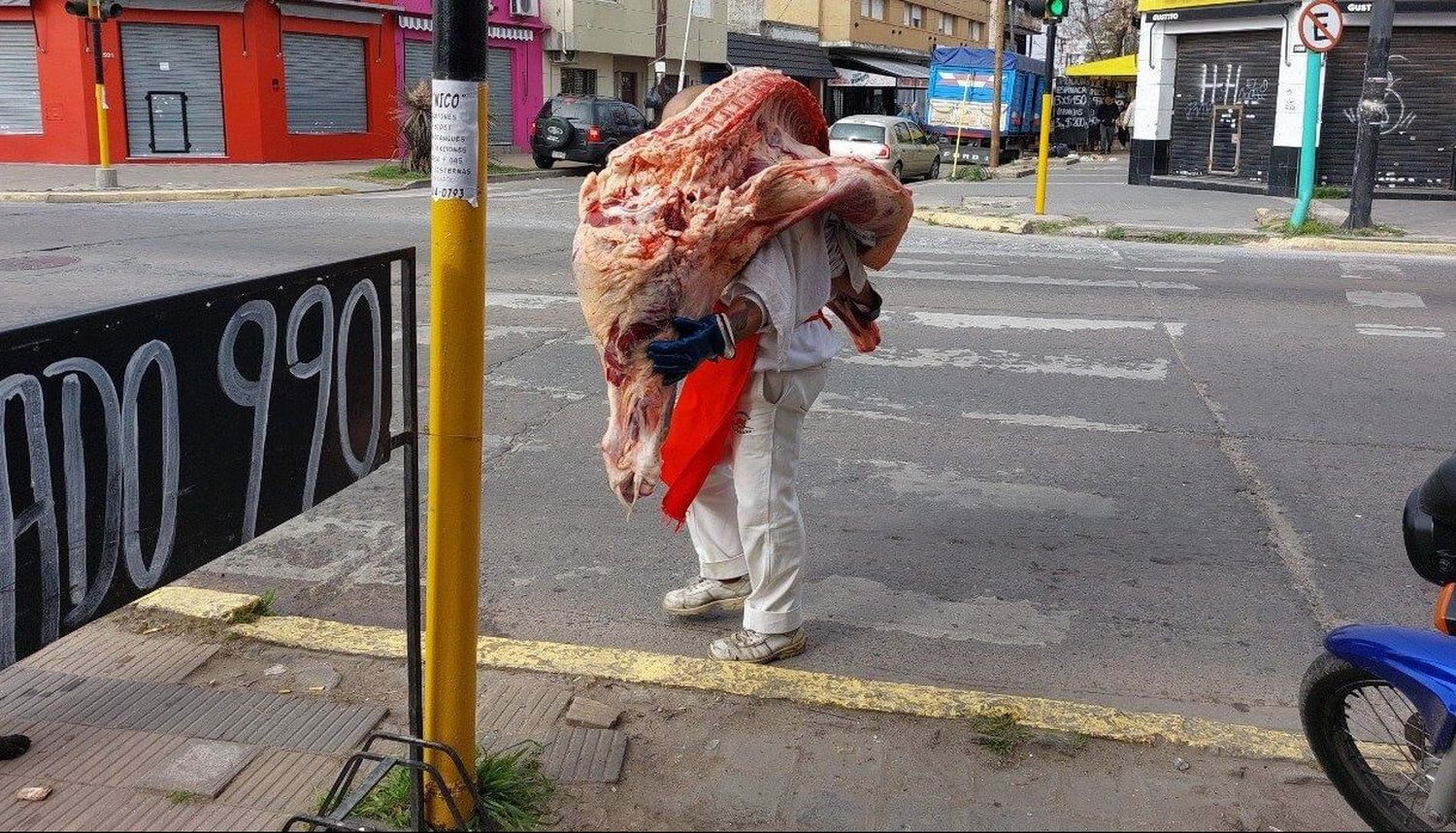 “La distribución de medias reses desnudas favorece la contaminación de la carne”