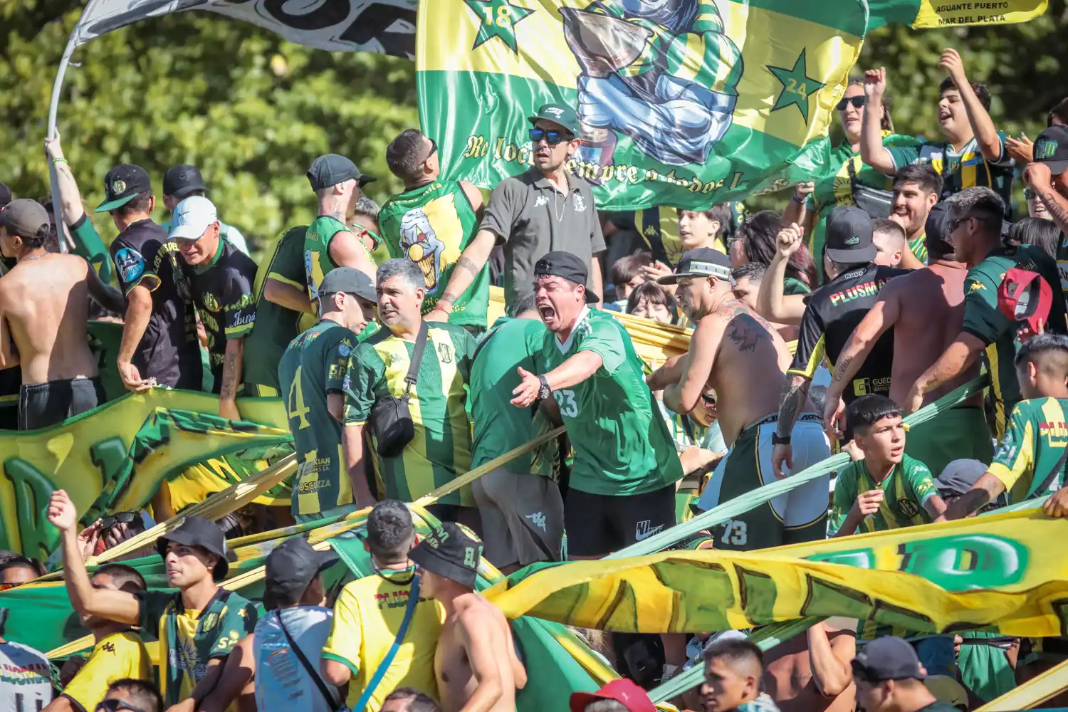 Calor y color en el reencuentro del público de Aldosivi en Primera