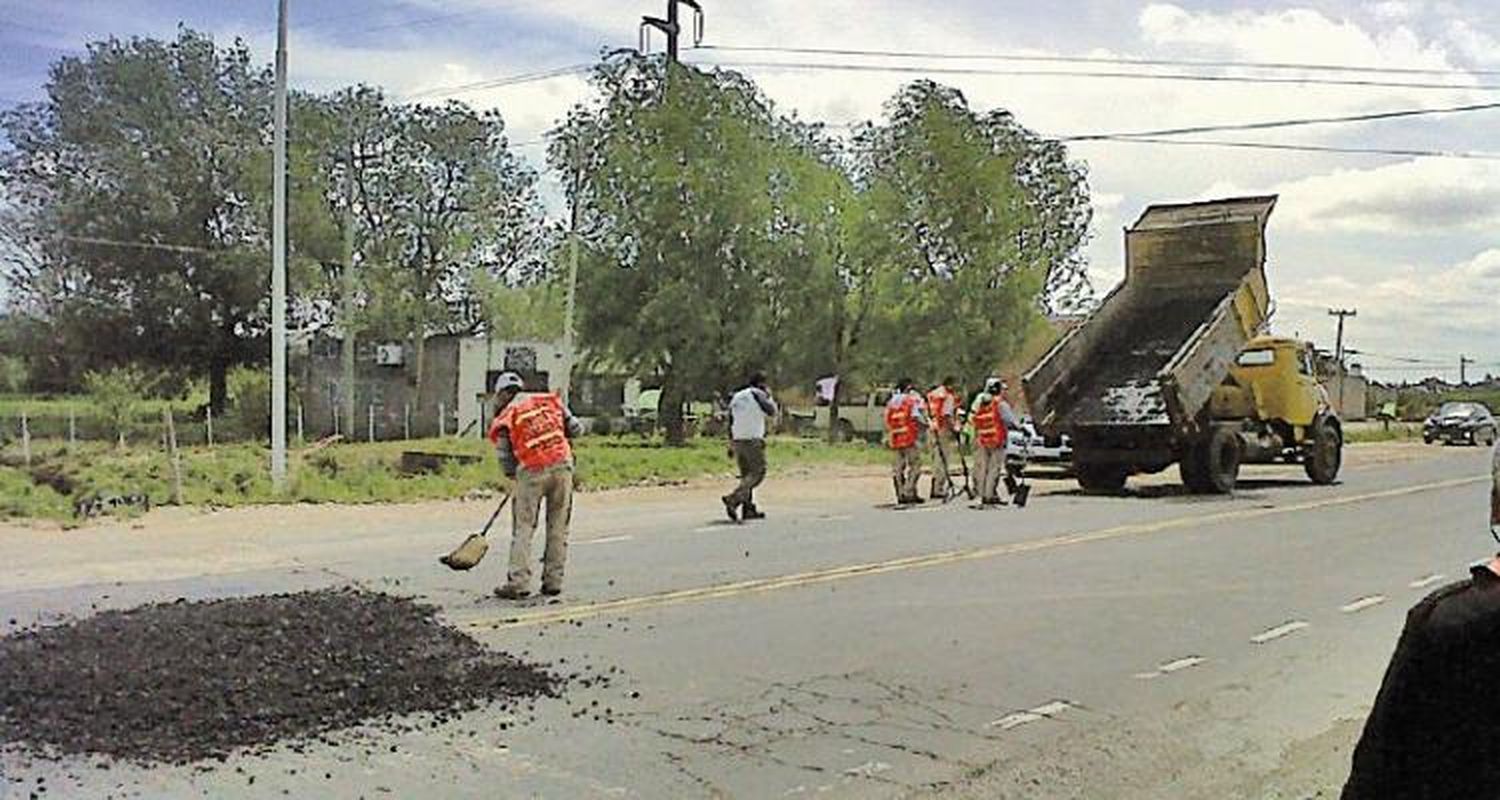 Trabajos de bacheo en la Ruta 1001