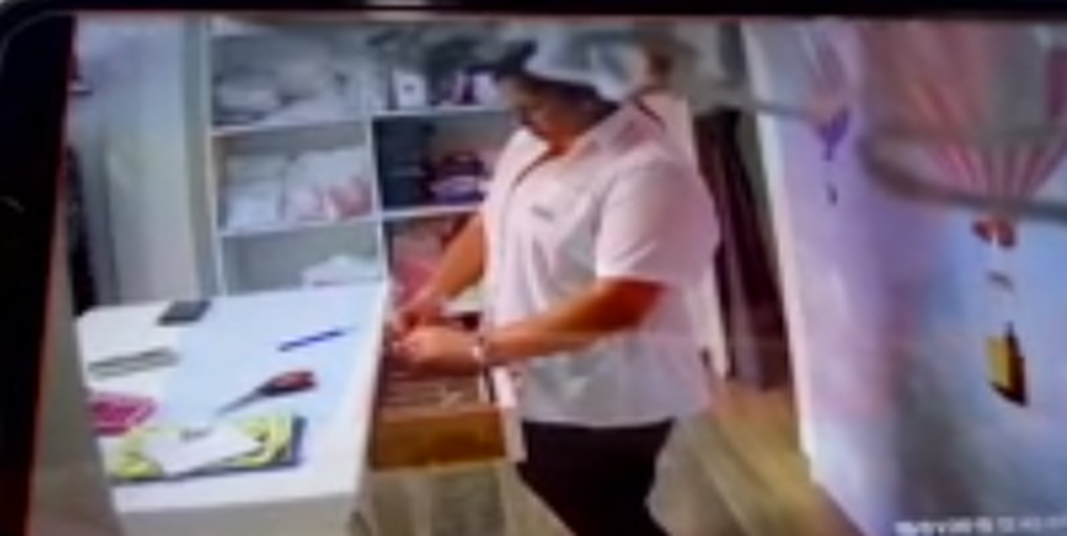 Video: Empleada de ARBA quedó filmada al robar en un negocio de San Clemente del Tuyú