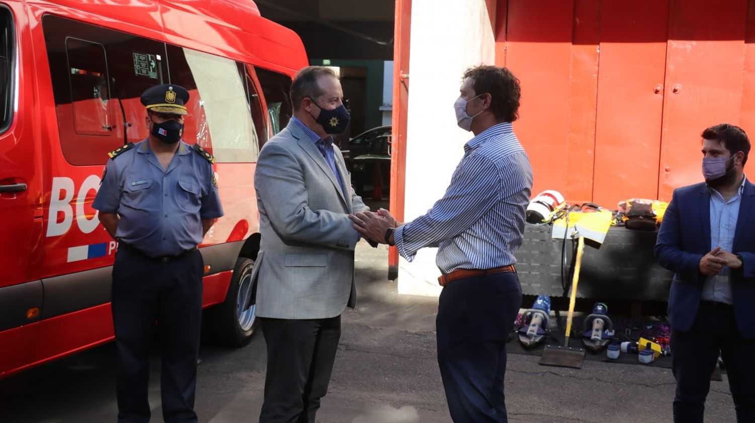 Le entregaron minibuses y equipamiento para Bomberos santafesinos