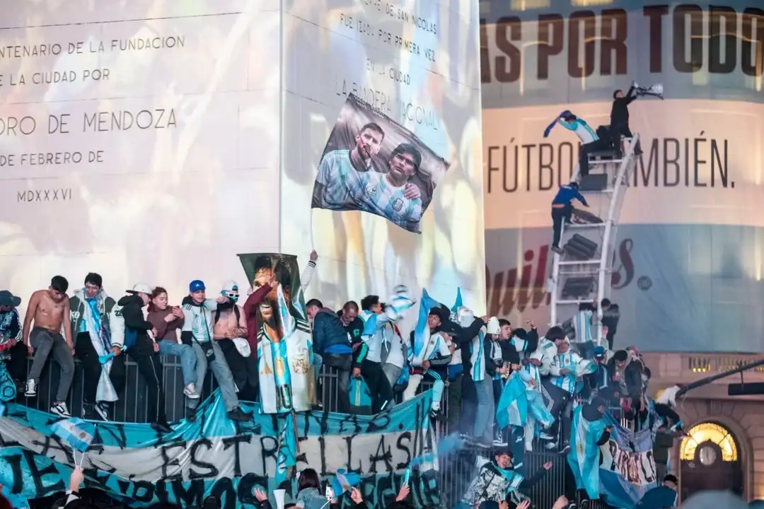 Miles de hinchas coparon el Obelisco para apoyar a la Selección argentina.