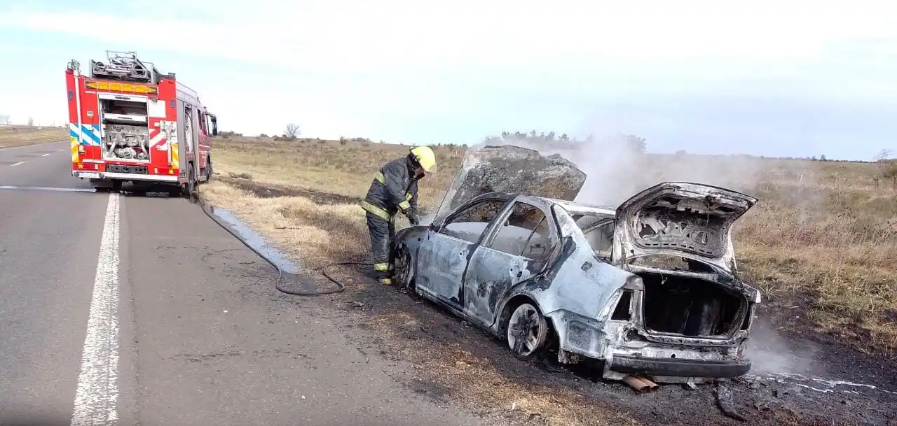 Los Bomberos de Gualeguaychú sofocaron un incendio en un auto