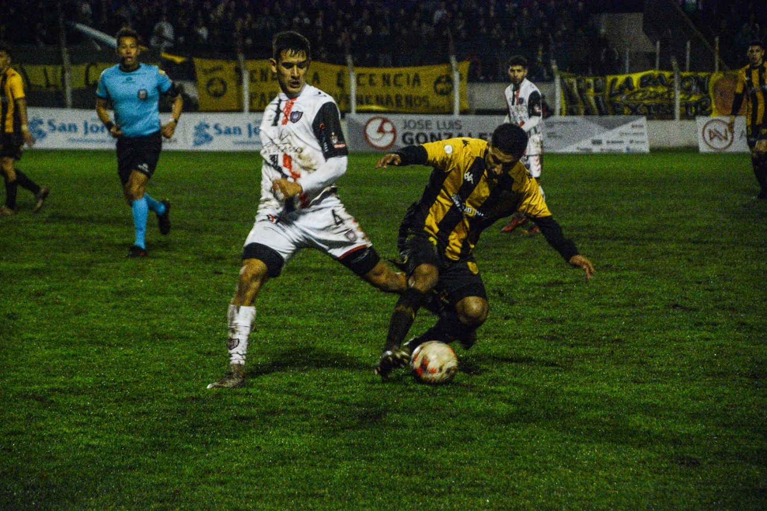 Braian Maidana, marcado por Tobías Fernández, en el Santamarina 2-Chacarita 1 del miércoles en Tandil. (Foto de prensa Santamarina).