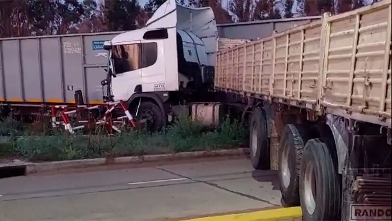 Camión chocó contra una formación ferroviaria en cercanías a Concordia