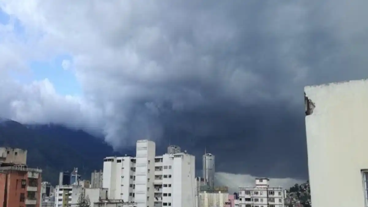 ¡ONDA TROPICAL 41! TRUENOS, CENTELLAS Y FUERTES RÁFAGAS sorprenden a caraqueños este #05Oct (+VIDEOS)