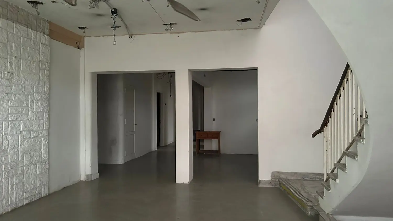 El desolado interior de la clínica San Pedro en la actualidad.