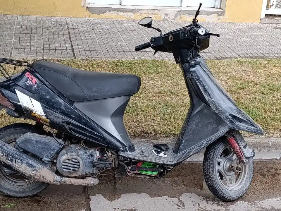 La motocicleta terminó en el suelo. Foto: BVVT