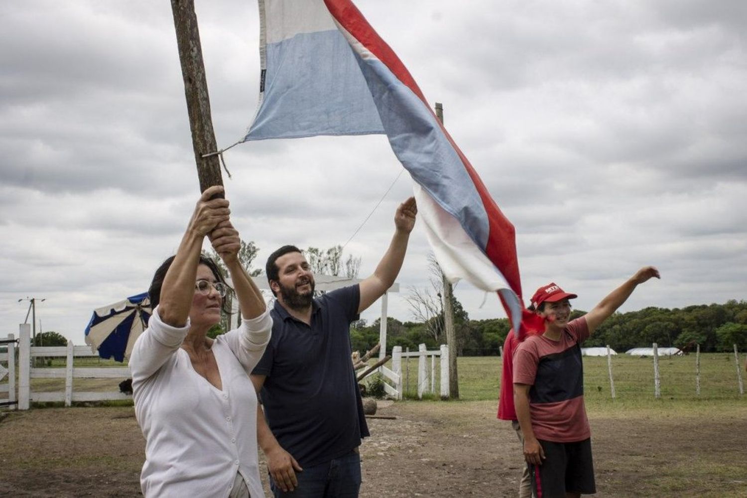 Dolores Etchevehere junto a integrantes del Proyecto Artigas 