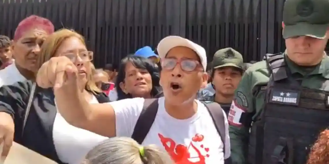 Tras clamor de familiares de PRIVADO DE LIBERTAD: ministro de Prisiones acude al Palacio de Justicia (+Videos)