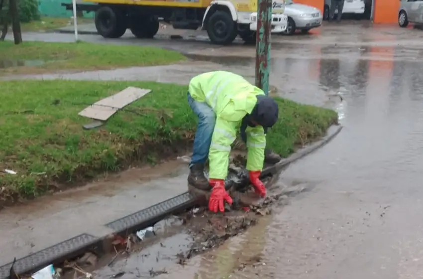 Temporal en Mar del Plata: calles anegadas, rayos impactantes y alerta por más lluvias