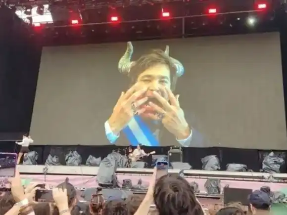 Una banda proyectó un video de Milei con cuernos y la boca llena de sangre