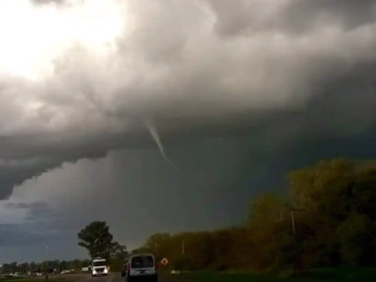 [Video] Vecinos captaron un impresionante tornado en Buenos Aires