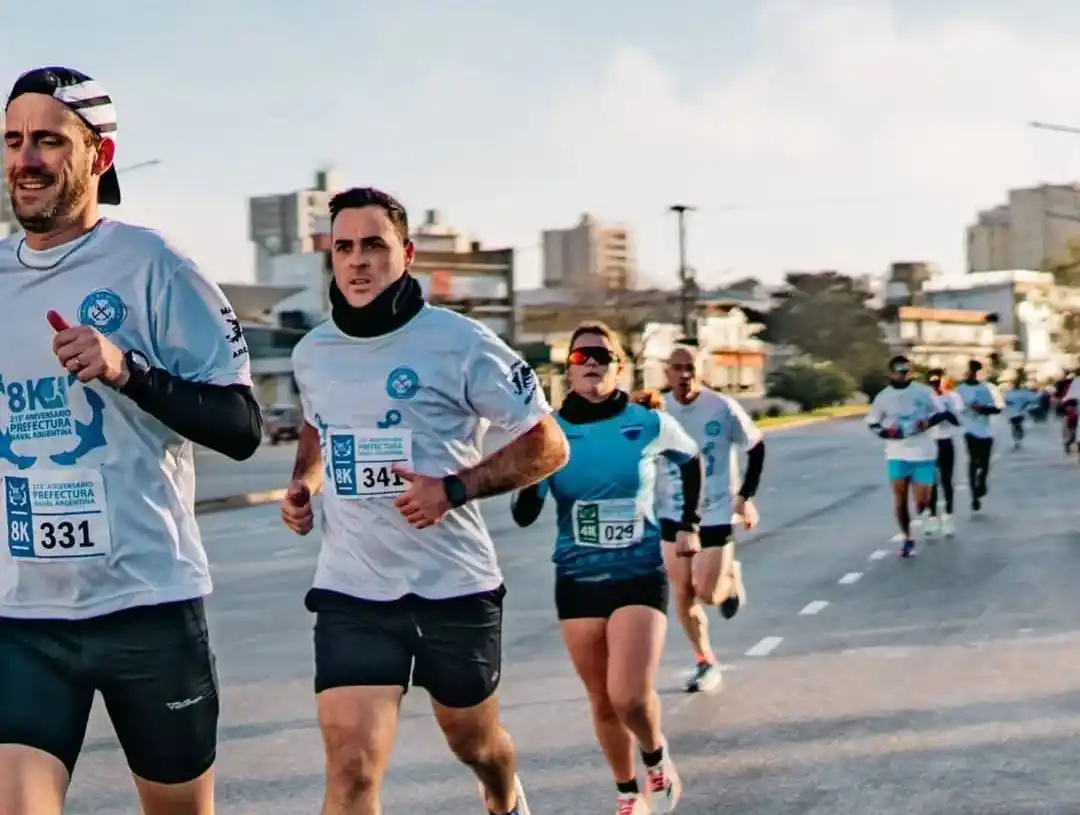 La iniciativa busca promover el deporte y la vida saludable, acercar a la comunidad al entorno portuario y difundir las actividades que allí se desarrollan.
