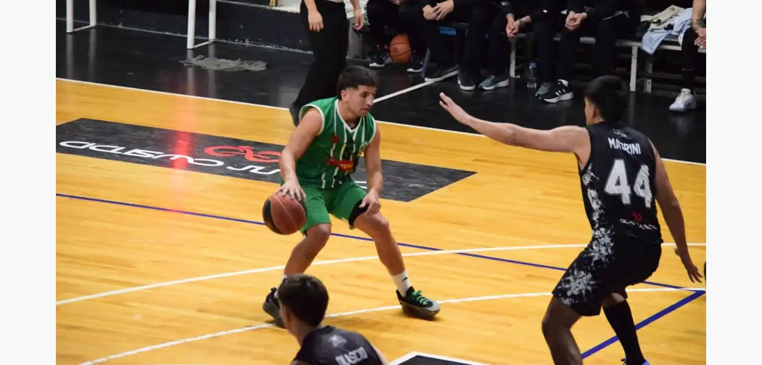 Valentín Lofrano con la pelota (Foto: Prensa Estudiantes de Olavarría)
