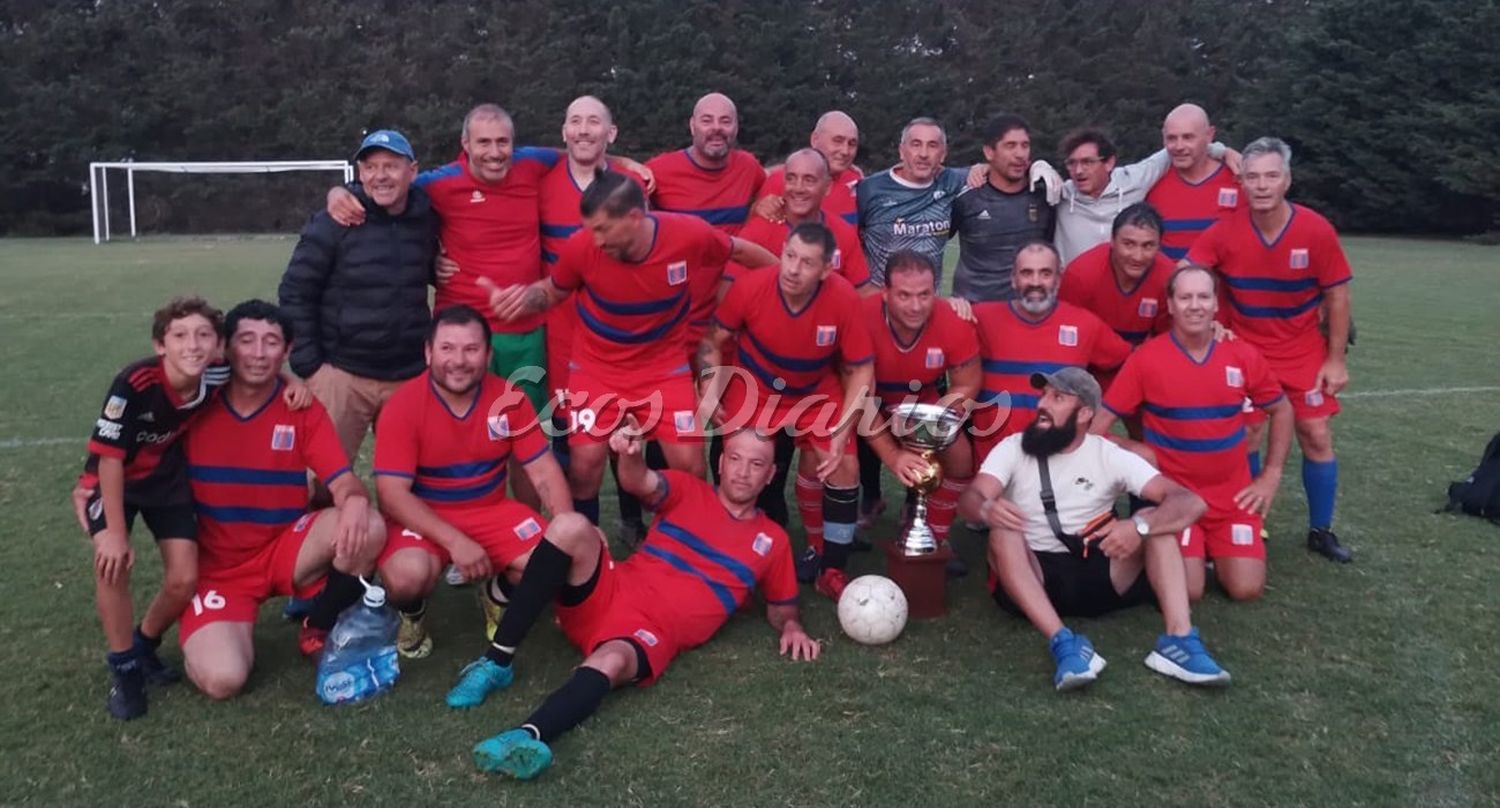 El equipo campeón. Galácticos posa para la foto, luego de consagrarse