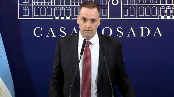 Adorni anunció la revisión de contratos y la “suspensión de la pauta en los medios por un año”