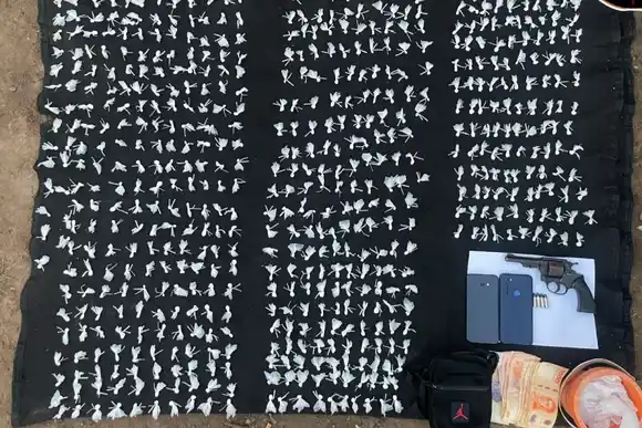 Dos menores armados fueron descubiertos con más de 500 dosis de cocaína