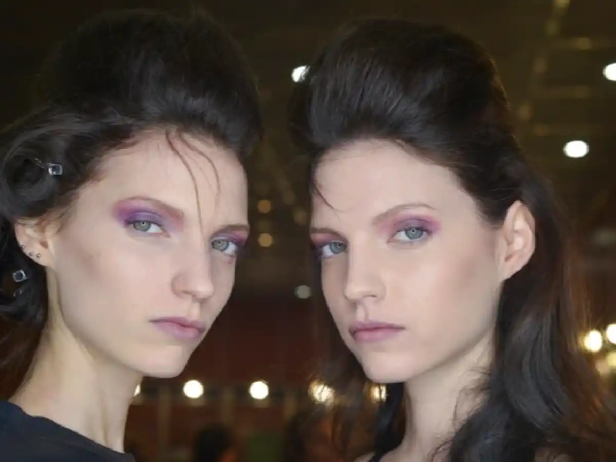 Cejas marcadas y bocas otoñales: el makeup que se viene esta temporada