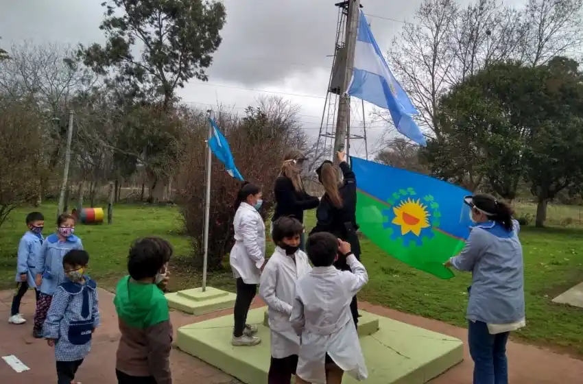La Policía Federal donó dos banderas a una escuela en 25 de Mayo