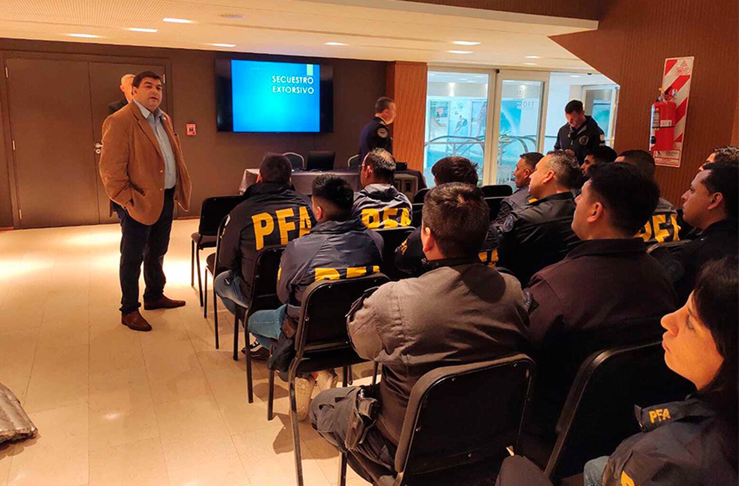 Policía Federal: capacitación en el Teatro Tronador