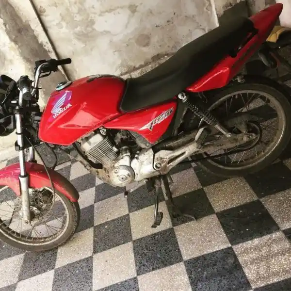Forzaron las rejas del garaje de una casa y sustrajeron una moto