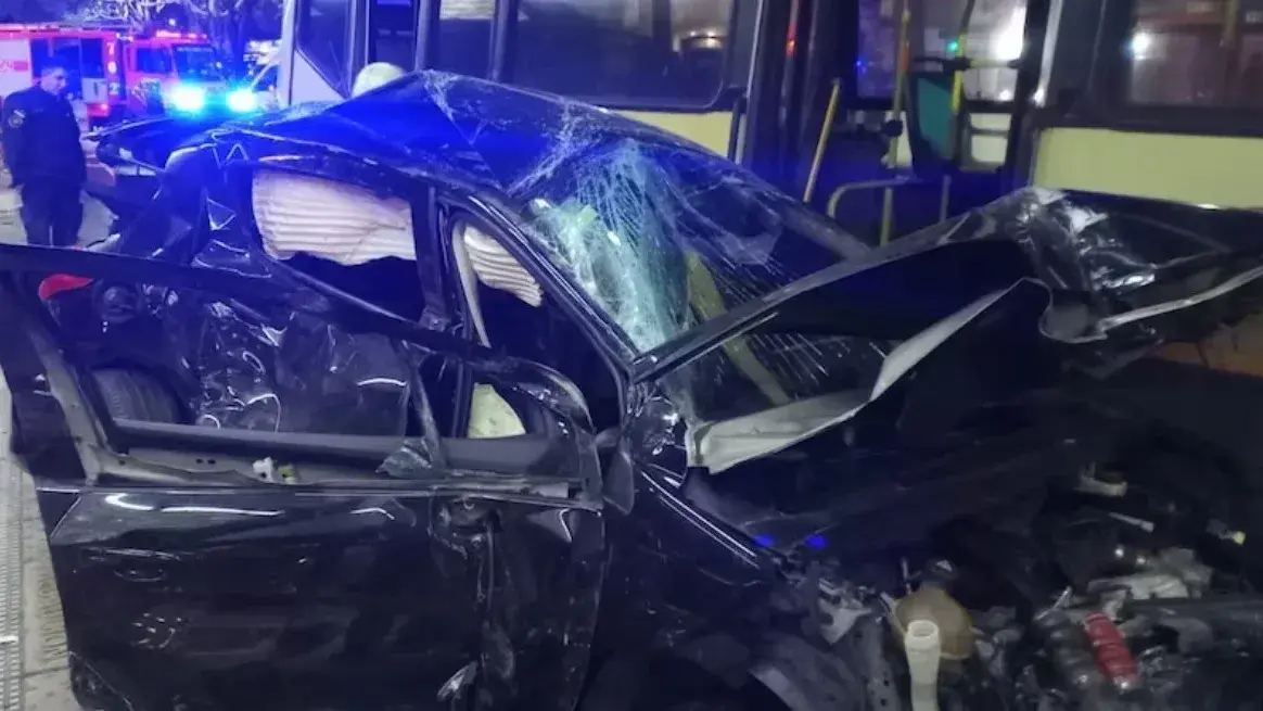Se confundió al doblar y terminó chocando violentamente con un colectivo en Buenos Aires