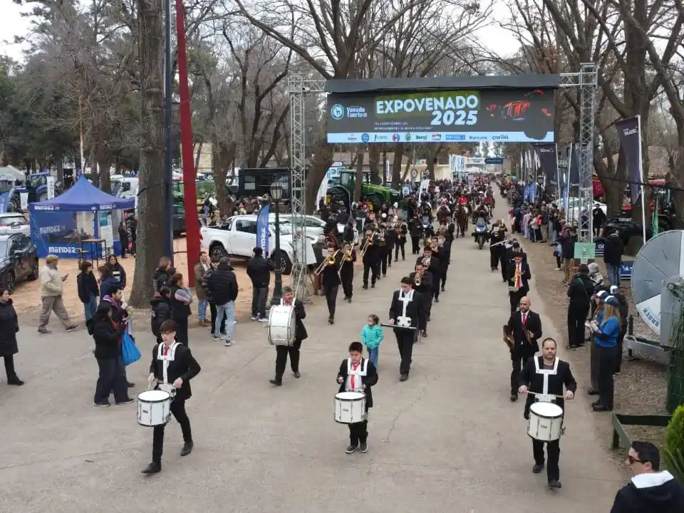 La Banda desfilando por las calles del predio ruralista.
