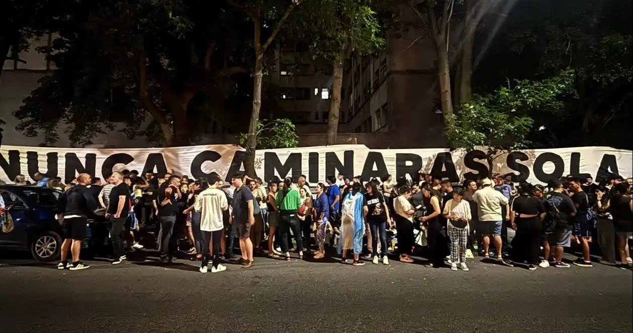 Militantes y simpatizantes se concentraron durante la noche frente al Sanatorio Otamendi para acompañar a Cristina Kirchner tras su operación.