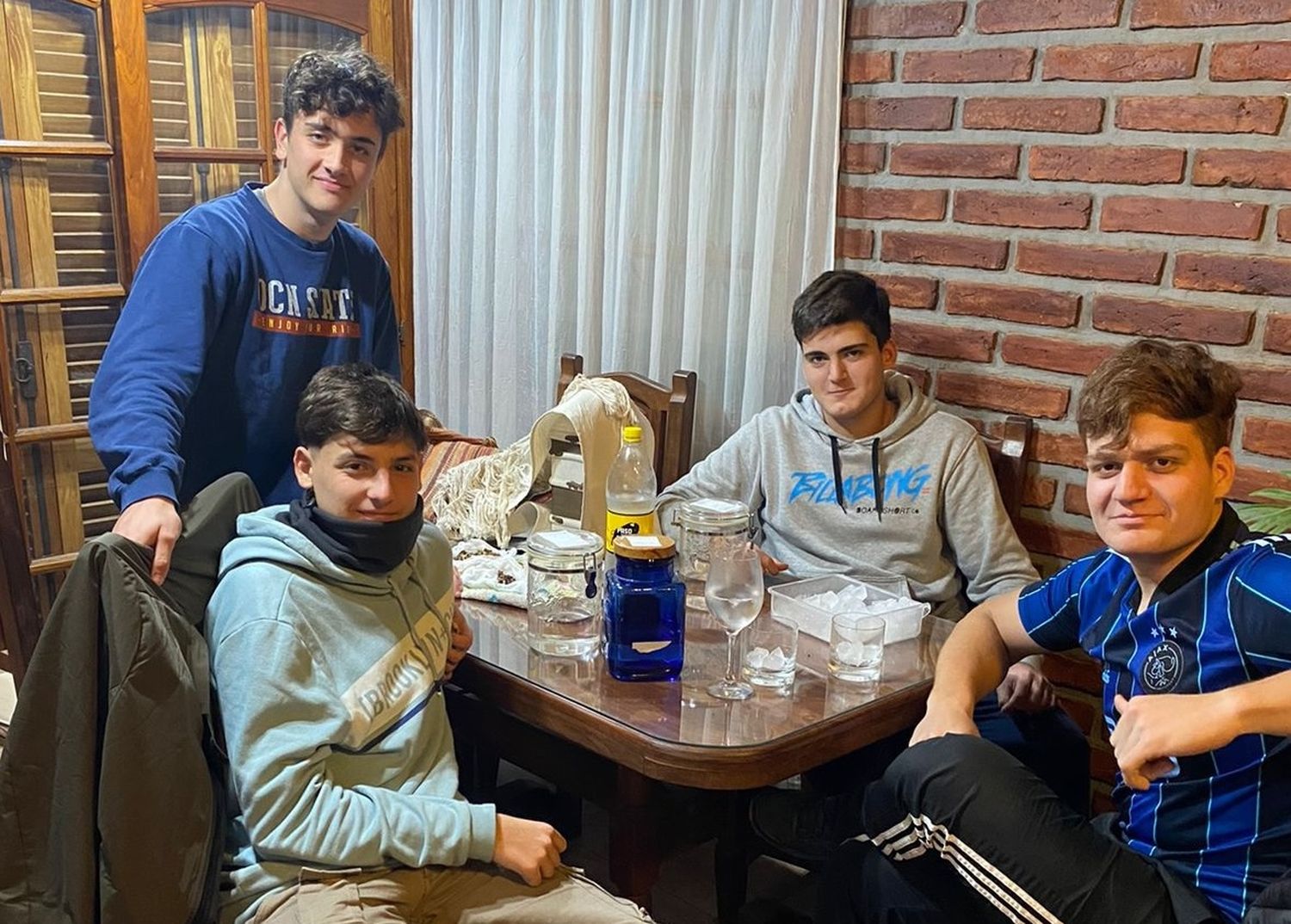 Un grupo de amigos rufinense creó un gin tonic a modo de despedida de una etapa