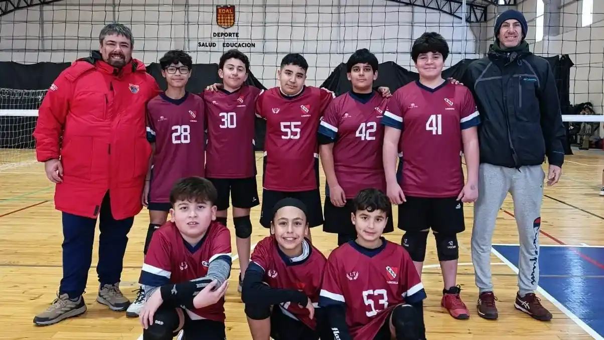 El seleccionado Sub-13 de la LNV, con los entrenadores Martini y Egia a los costados