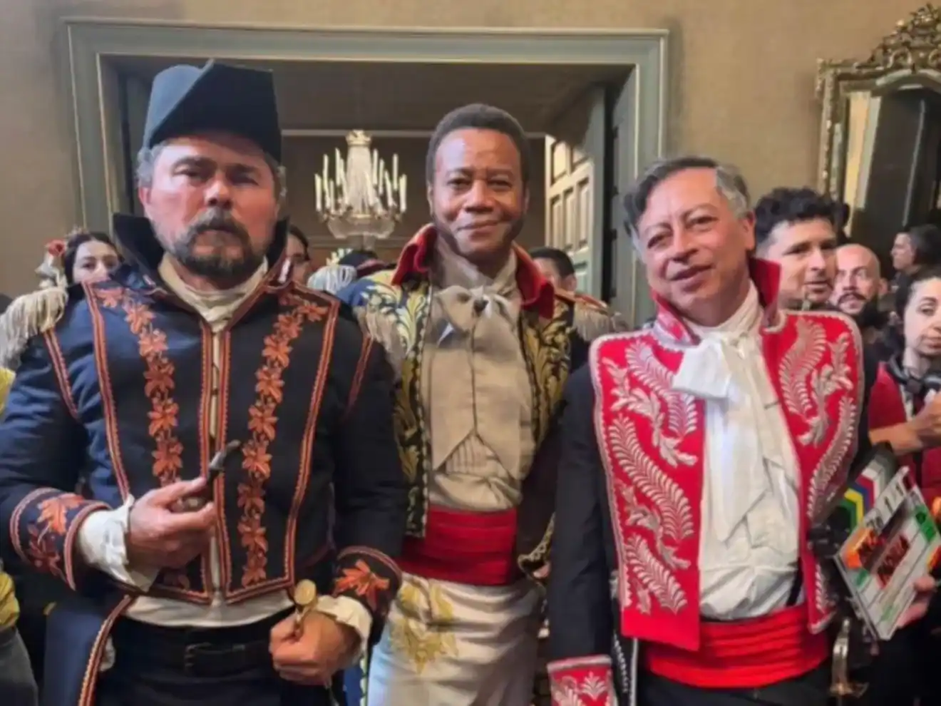 El presidente Gustavo Petro (derecha), caracterizado con traje de época, posa junto al actor estadounidense Cuba Gooding Jr. (centro) y el actor colombiano Luis Velasco (izquierda) durante el rodaje de la película sobre el almirante José Prudencio Padilla.