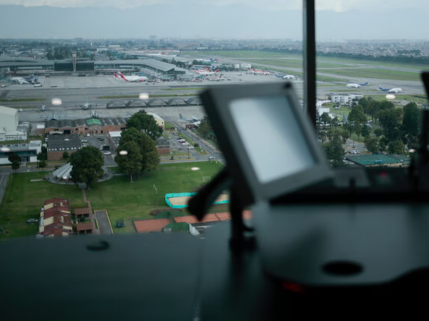 El Gobierno exige garantizar vuelos pese al paro de controladores aéreos