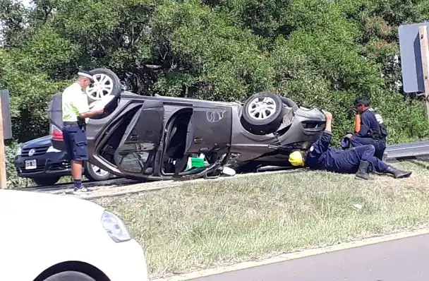 Un auto se cruzó de carril y volcó en Ceibas