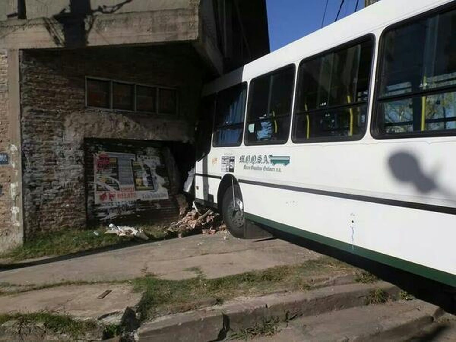 Dock Sud: Colectivo se incrustó en una casa y hay 14 heridos