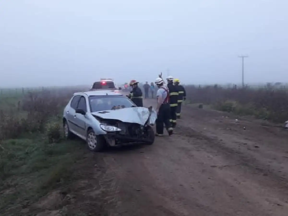 Auto impactó en acoplado de camión cisterna cerca de Morteros 