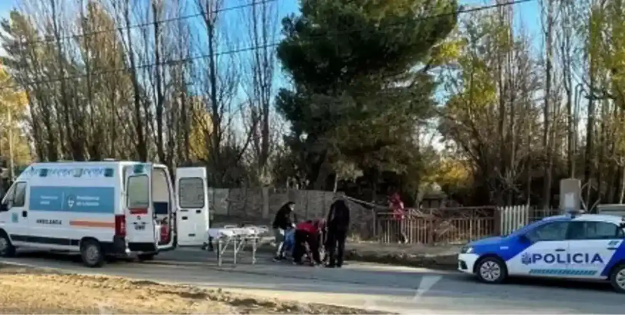 Viajaba alcoholizado en un baúl tras una fiesta, cayó del auto y golpeó la cabeza con el pavimento 