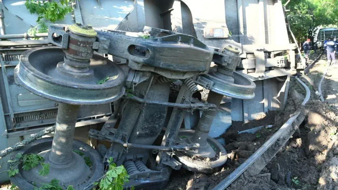 Un tren de cargas volcó y descarriló en la ciudad de Santa Fe