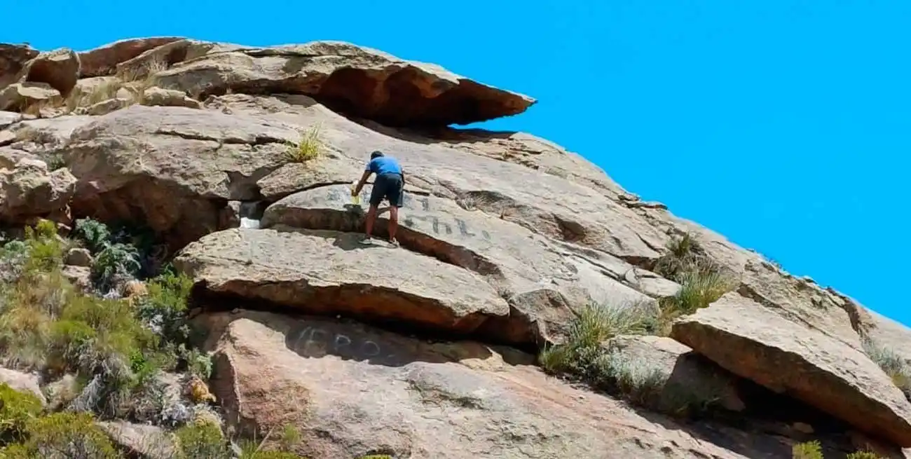 El turista rosarino debió dejar tal y como estaba la piedra en las altas cumbres. Crédito: @alejandropozo