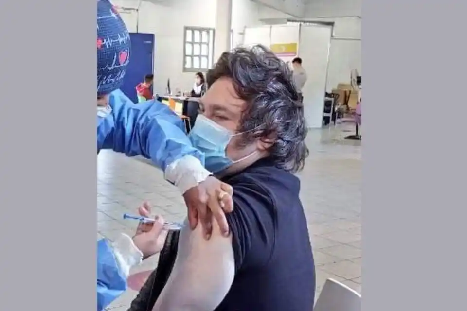 Javier Milei aseguró que se vacunó “para poder facturar”