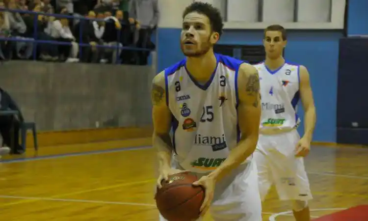 Quilmes cortó a Famutimi y trajo a Tracy Robinson