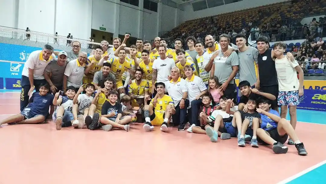 Otra más para la vitrina del más ganador: UPCN con la copa de campeones.