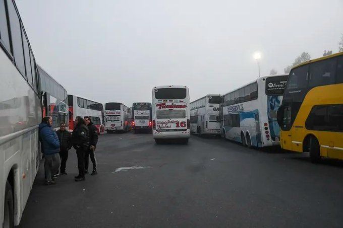 Corte, demoras y largas filas en la autopista Buenos Aires-La Plata por una protesta de choferes de micros